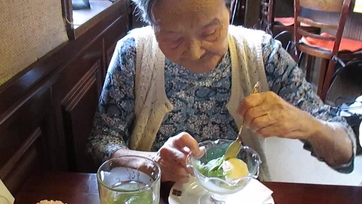 喫茶店でアイスを召し上がるご利用者さま